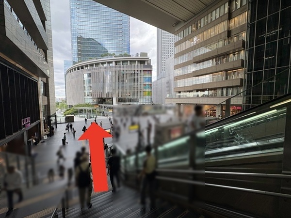 グランフロント大阪手前の歩道橋へ向かう方向を示した写真