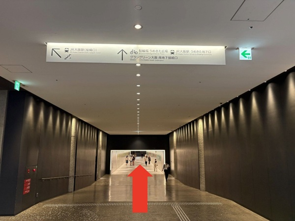 うめきた地下口へ続くトンネルを直進するルートを示した写真