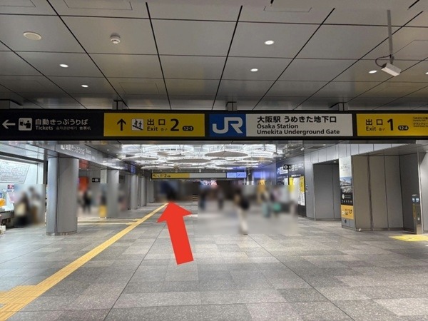 JRうめきた地下口に到着し、2番出口方向へ進む案内を示した写真