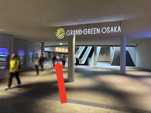 エスカレーター左側を直進してタイムアウトマーケットへ向かうルートを示した写真