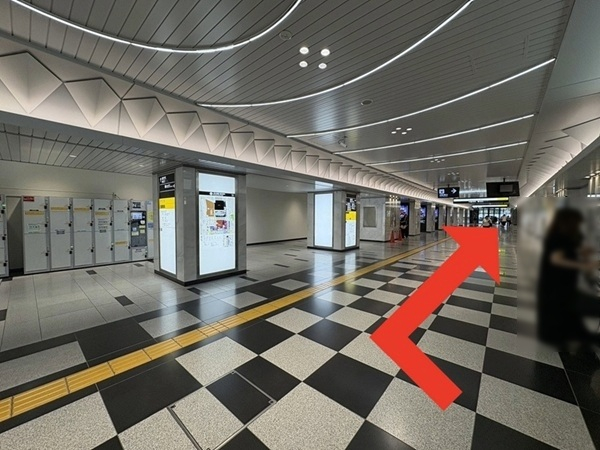 JR大阪駅西口の改札を出て右側へ進む方向を示した写真