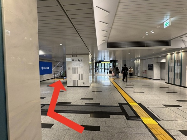 イノゲート大阪方面のエスカレーターとバルチカ03・うめきたグリーンプレイスの案内表示を示した写真