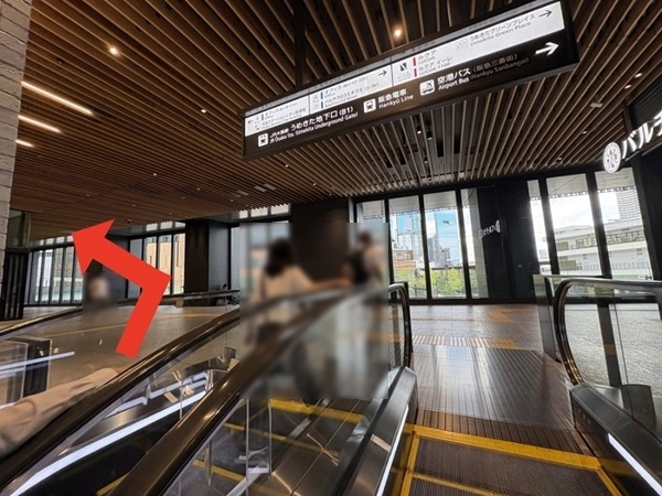 エスカレーターを上がった後に左側へ進む方向を示した写真