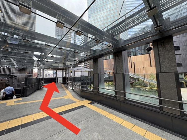 歩道橋を道なりに進むルートを示した写真