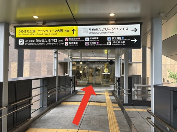 グラングリーン大阪の案内板とゲートタワーの位置を示した写真