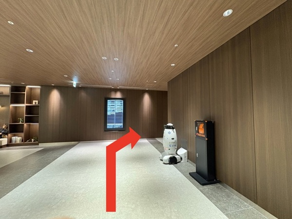 会社案内板を右折した先のエレベーターホールと10階へ向かうエレベーターの場所を示した写真