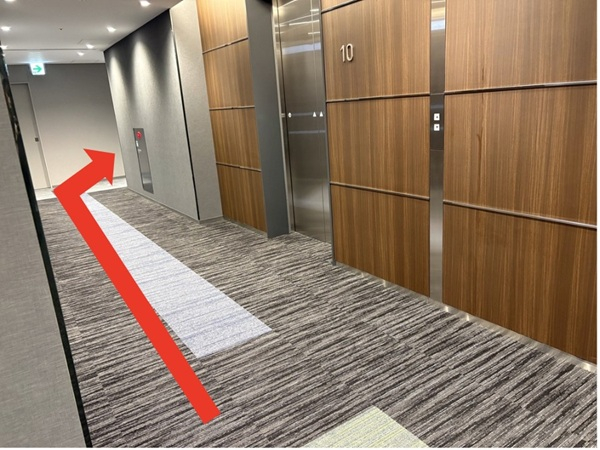 青い絨毯の方向へ進み右折するルートを示した写真